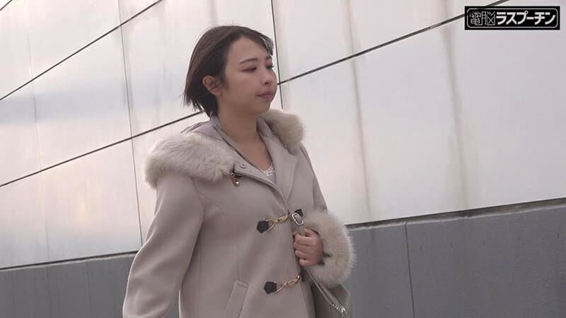 1drpt00113 | 満員電車で吊り革にぶら下げられ両乳首同時開発のすえ無念の発情してしまった巨乳美女5 宍戸里帆 画像 2
