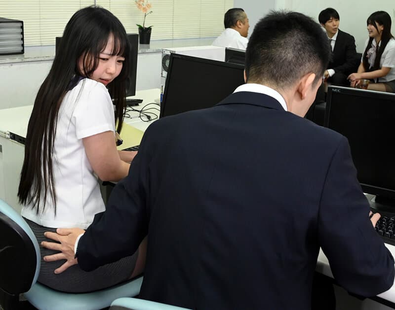 1nph00239 | 隣席のむっちり黒パンスト先輩女子社員はセクハラしても拒まない！みんなの目を盗み社内痴〇、机下尺八、パンスト破って社内SEX 泉りおん 画像 5