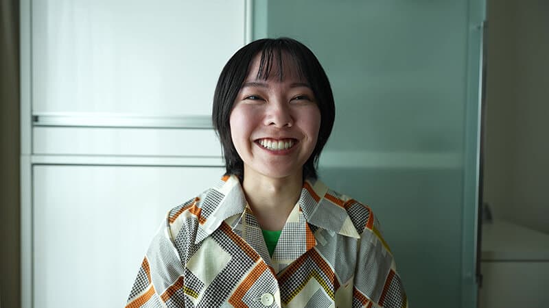 h_1651y00391 | 【個人撮影】加護まりの舌ブラシで「汚舌苔」採取 画像 1