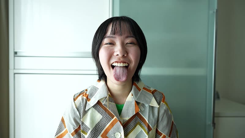 h_1651y00391 | 【個人撮影】加護まりの舌ブラシで「汚舌苔」採取 画像 2