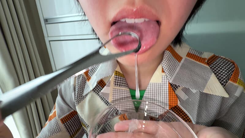 h_1651y00391 | 【個人撮影】加護まりの舌ブラシで「汚舌苔」採取 画像 6