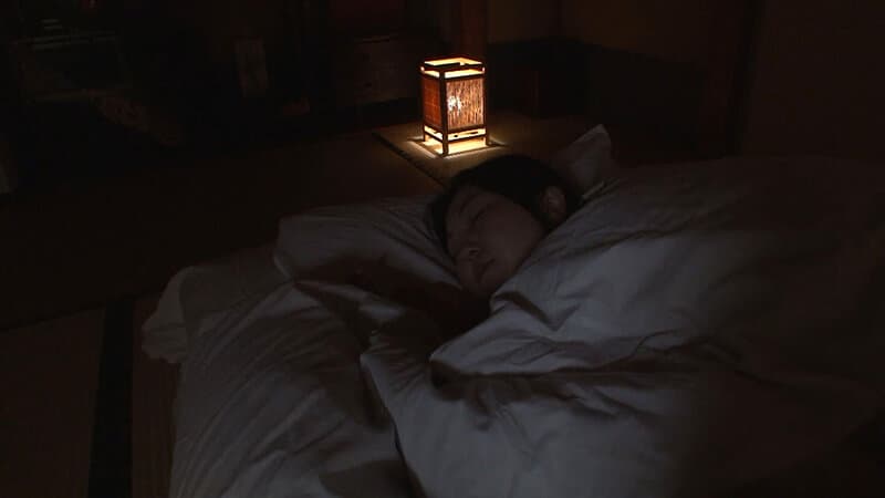 h_1724a173b00010 | 【代々続く老舗旅館の美人女将をこっそり…！】可愛い笑顔で、明るく振舞う美人女将は未亡人！久しぶりの極太肉棒を美味しそうに頬張り、白い柔肌の熟れた躰が肉欲に濡れる！ 画像 2