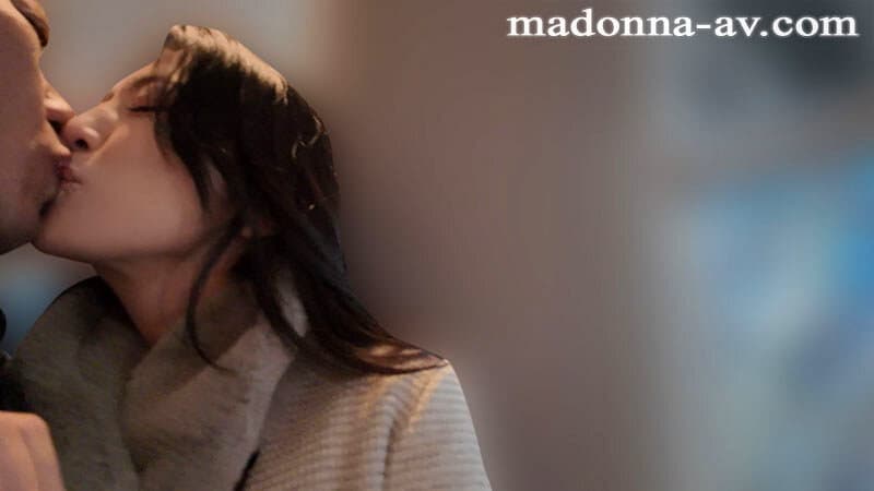 jur00743 | 祝Madonna専属6周年記念作品 津軽海峡、『不倫』景色。 人目を盗みキスしまくり、1泊2日のガチ二人きりハメ撮り中出し旅行―。 木下凛々子 画像 2