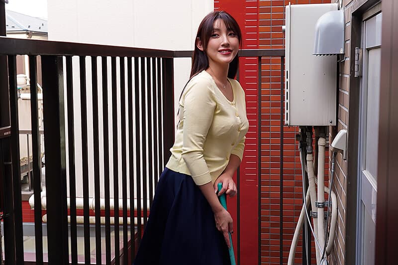 ksbj00423 | びしょ濡れで雨宿りしてきた未亡人大家さん そのブラウスが透けた姿に理性を失いかけそうになった僕に彼女は「見てもいいのよ？」と甘く微笑んだ 森沢かな 画像 3
