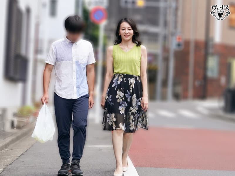 vec00768 | 情熱キスは突然に 息子の友達に周りも気にせず唇を奪われて溢れ出す本能 田崎このえ 画像 3